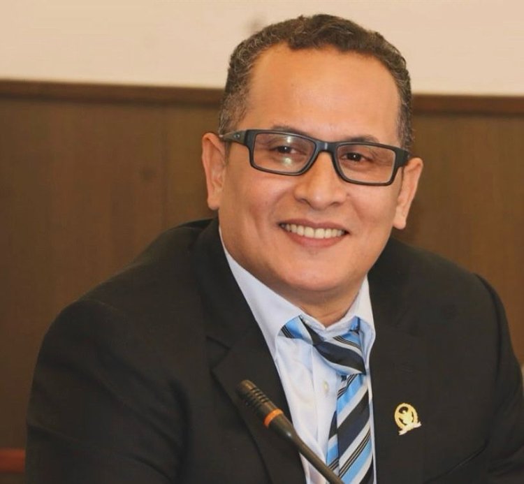 Gubernur atau Wisatawan Politik?