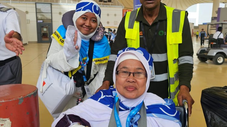 Kisah Keluarga Penjual Rampe di Cisadas Naik Haji Tahun Ini, Susanti Triapriyanti Temani Sang Ibu