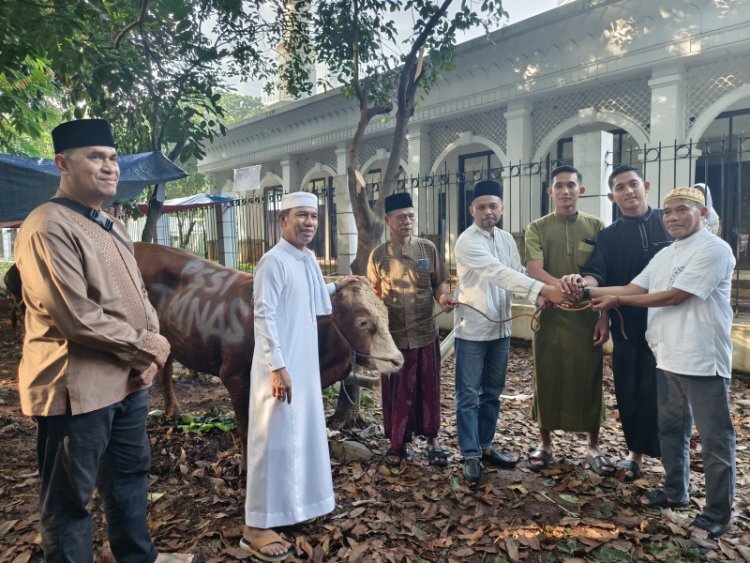 Jelang Jepang vs Timnas Indonesia, Skuad Garuda Sumbang Hewan Kurban di Masjid Jami Al-Bina Kawasan Stadion GBK