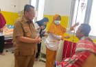 Bupati Rohil Bistamam Bezuk Korban Keracunan Massal