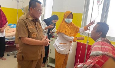 Bupati Rohil Bistamam Bezuk Korban Keracunan Massal