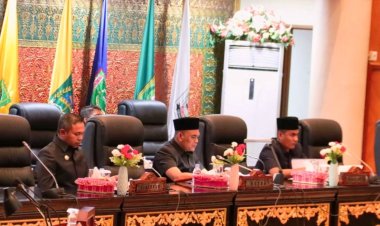 Gubri Sampaikan Jawaban Atas Pandangan Umum Fraksi, Ketua DPRD Riau Kaderismanto Pimpin Rapat Paripurna Ranperda LPJ APBD 2024