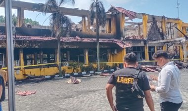 Tim Labfor Polda Riau Olah TKP Selidiki Penyebab Terbakarnya Kantor Dinas Tenaga Kerja dan Transmigrasi Riau