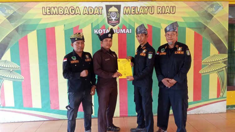 SK Kepengurusan Tameng Adat LAMR Kawasan Dumai Timur Diserahkan