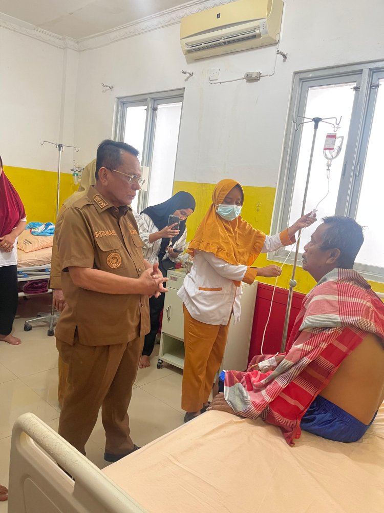 Bupati Rohil Bistamam Bezuk Korban Keracunan Massal