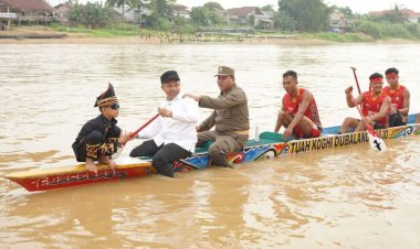 Gubri Abdul Wahid dan Rayyan Arkan Dikha Dayung Jalur di Tepian Narosa Teluk Kuantan