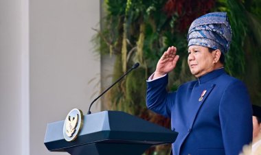 Presiden RI Prabowo Subianto Pakai Tanjak Melayu Riau Saat Upacara Penurunan Bendera Merah Putih, Ini Maknanya