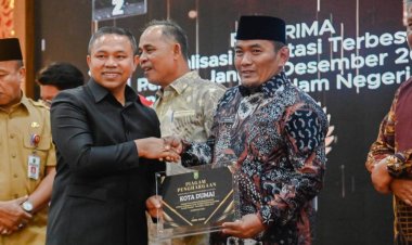 Penyumbang Realisasi Investasi Terbesar Terbaik III di Riau Tahun 2024, Wakil Wali Kota Dumai Sugiyarto Terima Penghargaan dari Gubri