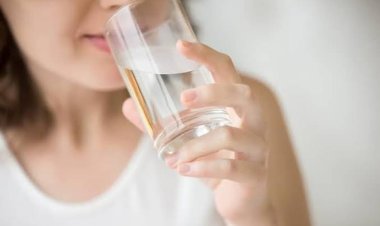7 Cara Simpel Turunkan Gula Darah, Termasuk Minum Air Putih