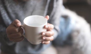 Benarkah Minum Air Putih Hangat Bisa Redakan Batuk?