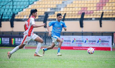 Kampar Darul FA Juara Piala Gubernur Riau 2025, Destrayani Bibra Terima Penghargaan Sebagai Tokoh Sepakbola