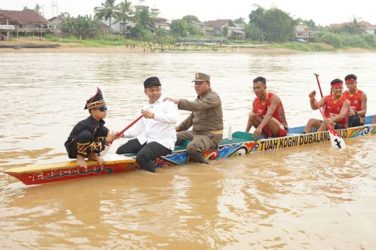 Gubri Abdul Wahid dan Rayyan Arkan Dikha Dayung Jalur di Tepian Narosa Teluk Kuantan