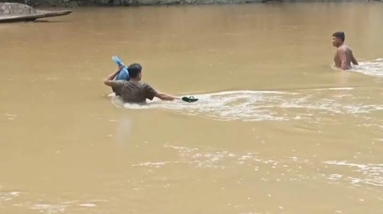 Penghulu Ahad Nasution Berenang di Sungai untuk Nikahkan Calon Pengantin karena Jembatan Jorong Batang Pasaman Putus