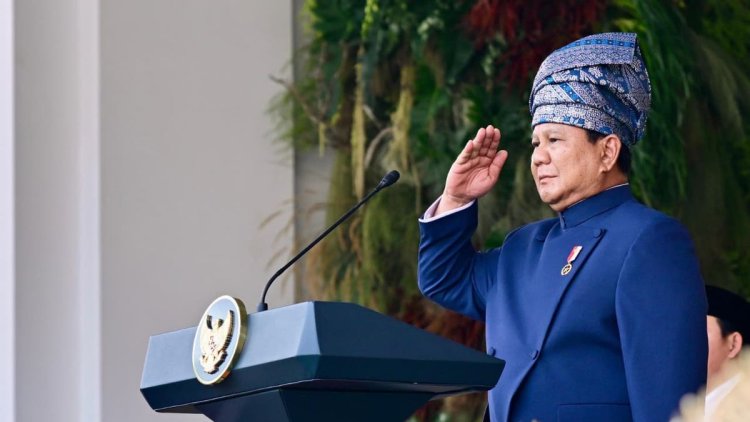 Presiden RI Prabowo Subianto Pakai Tanjak Melayu Riau Saat Upacara Penurunan Bendera Merah Putih, Ini Maknanya