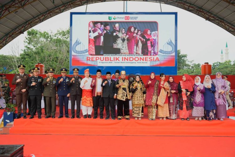 Ikuti Upacara Penurunan Bendera Merah Putih, Wakil Wali Kota Dumai dan Istri Pakai Pakaian Adat Minang
