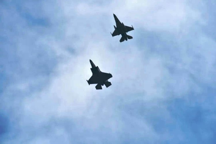 Pesawat Tempur F-16 TNI AU dan F-35 Lightning II RAAF Beraksi di Langit Pekanbaru, Latihan Bersama Elang Ausindo 2025