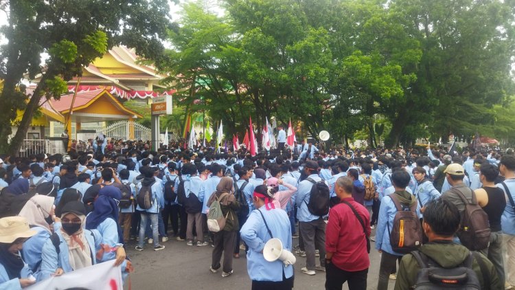 Massa Sudah Menyemut di Gerbang Kantor DPRD Riau