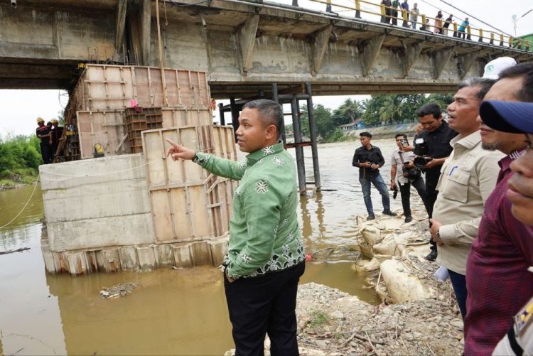 Pembangunan Jembatan Sei Rokan Ujung Batu 87 Persen, Warga Ujung Batu Pilih Naik Perahu Motor Rp15 Ribu