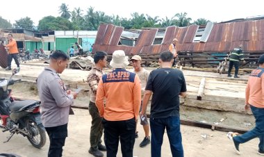Angin Puting Beliung Hantam Kios Pasar Rakyat Kampung Sialang Sakti, Bupati Siak Minta BPBD Evakuasi
