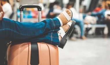 Pramugari Ungkap Jenis Alas Kaki yang Pantang Dipakai di Pesawat