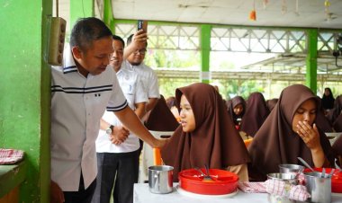 Pemprov Riau Bentuk Satgas Percepatan MBG, Gubri Abdul Wahid: Cek Rutin Dapur SPPG dan Sekolah Setiap Minggu