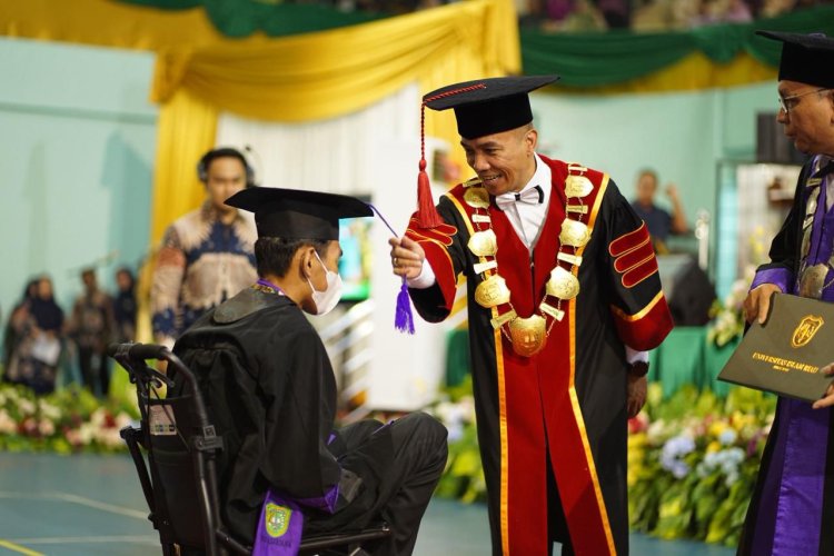 UIR Wisuda 2.563 Mahasiswa Periode III Tahun 2025 