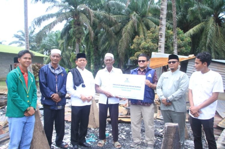 Kunjungi Korban Kebakaran Rumah di Desa Ulak Patian Kepenuhan, Wabup Rohul Syafaruddin Poti Antarkan Bantuan