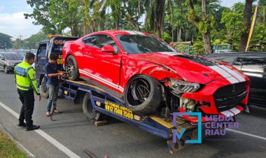 Mobil Ford Mustang yang Dikendarai Muhammad Rahmattullah Tabrak Pohon di Jalan Sudirman Pekanbaru