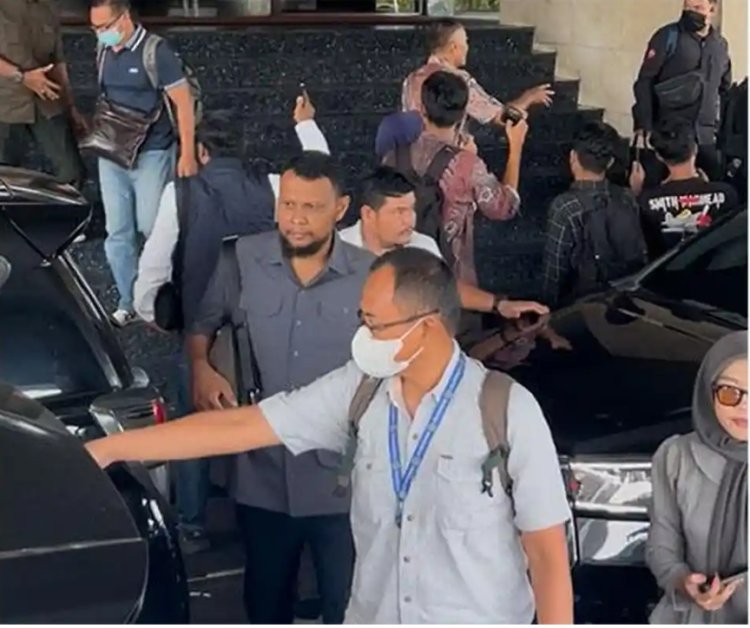 BREAKING NEWS : KPK Angkut Sekdaprov dan Kabag Protokol Pemprov Riau 