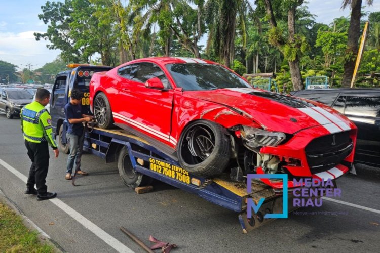 Mobil Ford Mustang yang Dikendarai Muhammad Rahmattullah Tabrak Pohon di Jalan Sudirman Pekanbaru