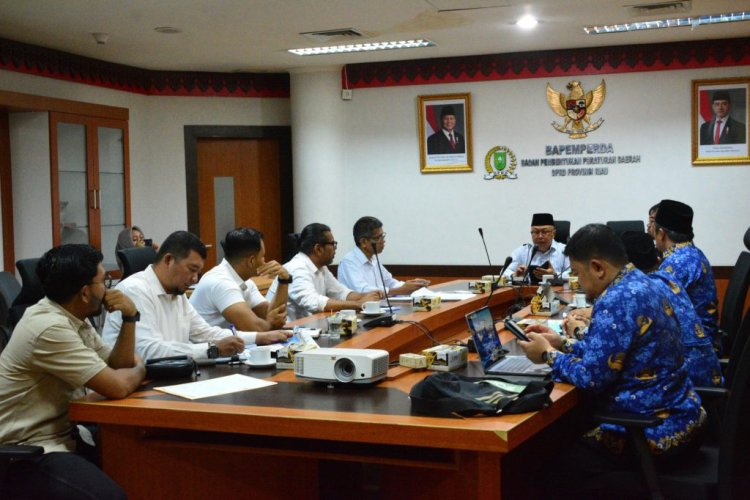 Edi Basri Minta Naskah Akademik Diperbaiki, Bapemperda DPRD Provinsi Riau Gelar Rapat Pembahasan Evaluasi NA Propemperda Tahun 2025