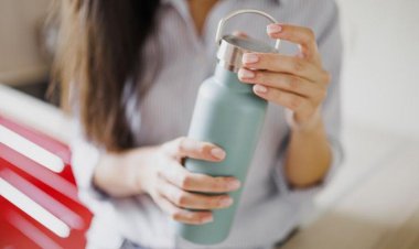 Fakta Hidrasi di Balik Tren Estetik ke Mana-mana Bawa Tumbler