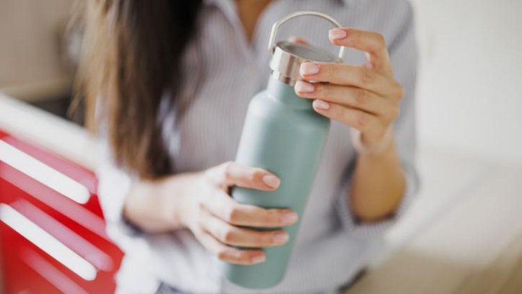 Fakta Hidrasi di Balik Tren Estetik ke Mana-mana Bawa Tumbler