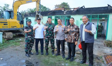 Asrama Pancasila Terbakar, Wako Pekanbaru Agung Nugroho Turun Langsung Bersihkan Puing-puing