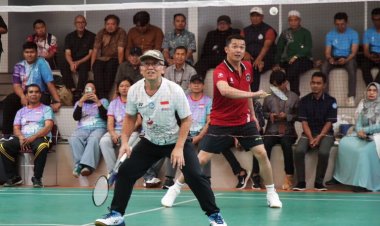 Taufik Hidayat-Atip Kalahkan Asrorun-M Ahsan 31-29, Laga Eksebisi Peresmian Renovasi Lapangan Bulu Tangkis Kemendikdasmen