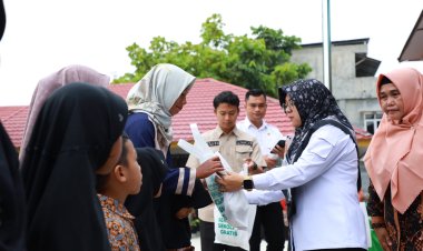 Bupati Siak Serahkan Seragam Sekolah Gratis dari Baznas