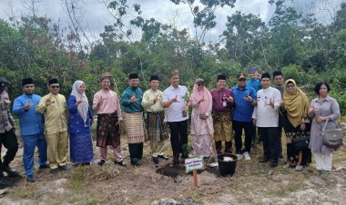 Pimpin Tanam Pohon di SMPN 44, Wawako Pekanbaru Ingatkan Sekolah Punya Program Linkungan 