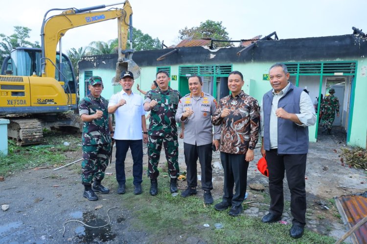 Asrama Pancasila Terbakar, Wako Pekanbaru Agung Nugroho Turun Langsung Bersihkan Puing-puing