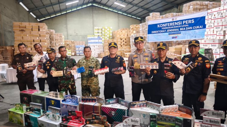 Bea Cukai Bongkar Penimbunan Rokok Ilegal Senilai Rp300 Miliar di Pergudangan Avian Pekanbaru