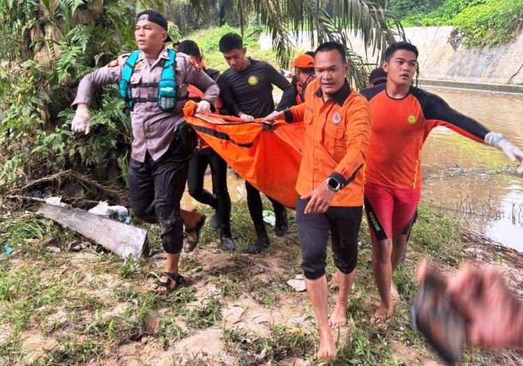 Jasad Bocah 8 Tahun yang Tenggelam di Sungai Ngaso Rohul Ditemukan Tim SAR Gabungan 200 Meter dari Lokasi Awal