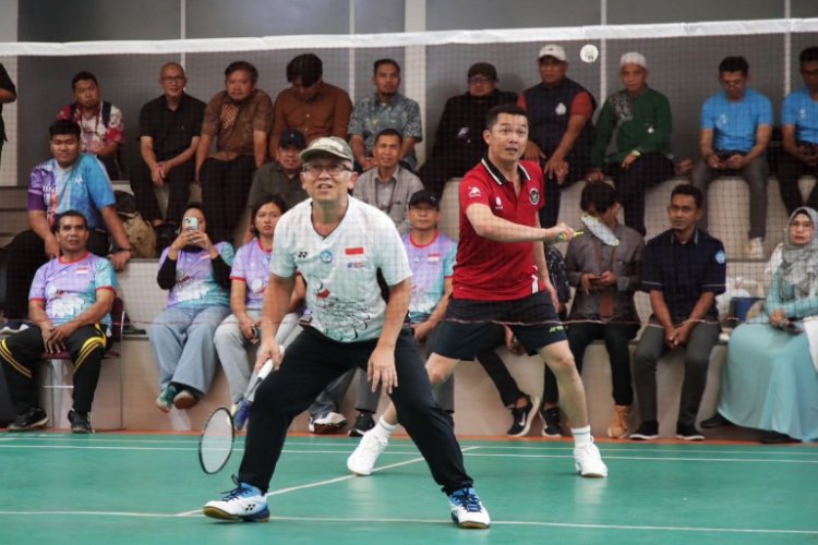 Taufik Hidayat-Atip Kalahkan Asrorun-M Ahsan 31-29, Laga Eksebisi Peresmian Renovasi Lapangan Bulu Tangkis Kemendikdasmen
