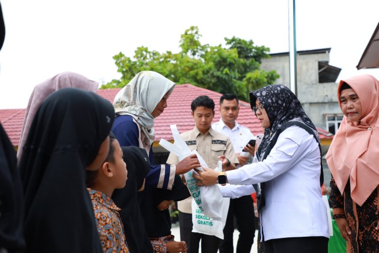 Bupati Siak Serahkan Seragam Sekolah Gratis dari Baznas