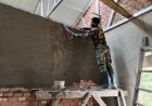 Satgas TMMD ke-127 Kodim 0301/Pekanbaru Fokus Plester Dinding Dalam, Progres Pembangunan Rumah Sarianis Sudah 74 Persen