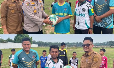 Kapolsek dan Camat Ujungbatu Tunjukkan Kepedulian Terhadap Sepak Bola Anak Indonesia