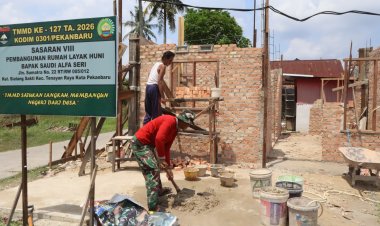 Satgas TMMD ke-127 Kodim 0301/Pekanbaru Bangun Rumah Warga, Progres Hampir Setengah Jalan