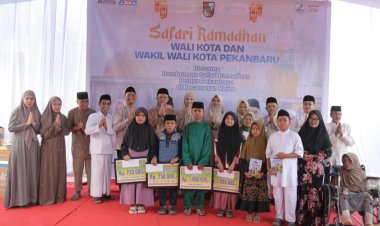 Wali Kota Pekanbaru Serahkan Bantuan Rp100 Juta dan Smart TV Saat Safari Ramadan di Kulim
