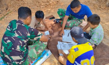 Satgas TMMD ke-127 Kodim 0301/Pekanbaru Dampingi Anak-anak di Kelurahan Tuah Negeri Belajar, Manfaatkan Waktu Istirahat