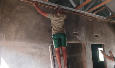 Satgas TMMD Ke-127 Kodim 0301/Pekanbaru Pasang Rangka Plafon Rumah Yudarfis, Siapkan Hunian Aman dan Nyaman