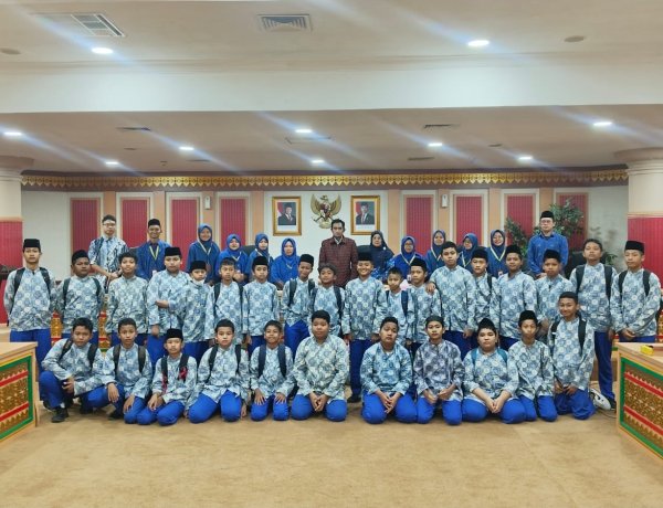 Siswa SMP Al Huda Pelalawan Berkunjung ke DPRD Riau