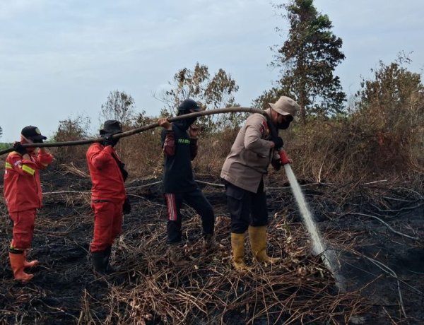 Desa Sukarjo Mesim Rupat Dilanda Karhutla, TNI-Polri dan Tim Gabungan Berjibaku Padamkan Api di Lahan Gambut